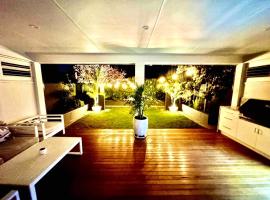 Luxury modern beach house with stunning outdoor，位于Grange的酒店