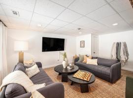 New Beach front 5bd in Sister Lakes with Hot tub，位于Dowagiac的酒店