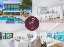 Bayfront Bliss Villa Relax in Style with Pool and Bay Views