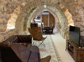 Bella Guesthouse with Garden, Pool & Jacuzzi，位于Kafr ‘Ubaydā的酒店