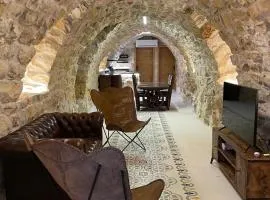 Bella Guesthouse with Garden, Pool & Jacuzzi