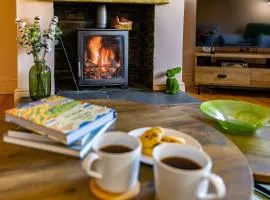 Charming Home for 10 - Perfect for Work & Leisure Stays