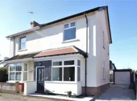 Modern, renovated 3 bed home near railway station
