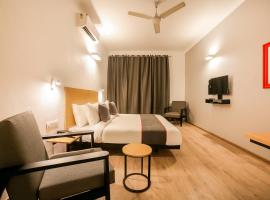 hotel Grand King Plaza A Family Hotel Near IGI Airport Delhi，位于新德里德里英迪拉•甘地国际机场 - DEL附近的酒店