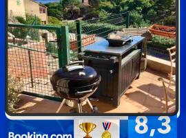 CAVALAIRE vue MER au loin MAISONNETTE TOUT ÉQUIPÉE POUR 4 PERSONNES AVEC PISCINE CLIM WIFI VÉLOS TV BARBECUES，位于滨海卡瓦莱尔的酒店