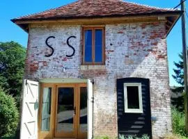 The Dovecote - unique self-contained 1bed renovated barn