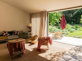 Idyllic Riverside Provencal Farmhouse，位于勒托罗纳的酒店