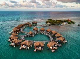 Sandals Royal Caribbean All Inclusive Resort & Private Island - Couples Only，位于蒙特哥贝的酒店