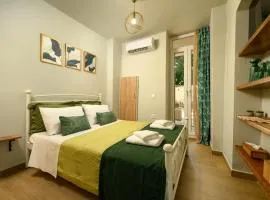 Petite Apt with patio at Garitsa!