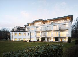 Hotel Vier Jahreszeiten an der Therme & Kliniken Bad Krozingen Nähe Freiburg & Schwarzwald Ideal für Wellness Kur & Business Ausflüge 24h Check In- WLAN & Parken gratis，位于巴特克罗青根的酒店
