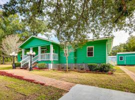 2 Mi to Fairhope Pier Home with Large Yard!，位于费尔霍普的酒店