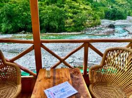 Hotel Himalayan Valley View Retreat - Best Selling Riverside Hotel in Manali，位于马拉里的酒店