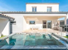 Villa avec piscine extérieur