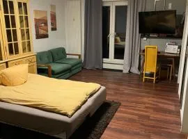 Apartment Rainer mit großen Parkplätzen vorm Gebäude