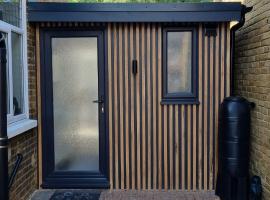 Self-contained annex, with parking.，位于Kent的酒店