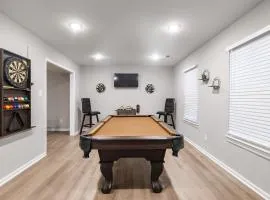 Pool Table Paradise! 3 BR Getaway in RVA!