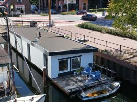 Woonboot 4 Harderwijk，位于哈尔德韦克的船屋