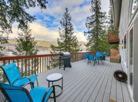 Fish and Swim Lake Pend Oreille Gem with Hot Tub!，位于Athol的酒店