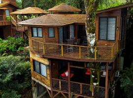 Lucero Golf and Country Club Tree Houses，位于下博克特的酒店