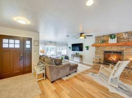 Charming Idaho Home with Hot Tub, Near Beaches!，位于Sagle的酒店