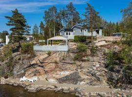 Beachfront cottage with sea view，位于Dillingøy的酒店
