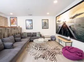 Big Family House w Theater Pool table