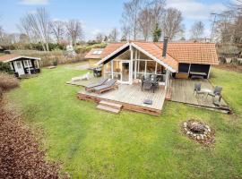 Stunning Home In Dronningmølle，位于德隆宁莫勒的带按摩浴缸的酒店