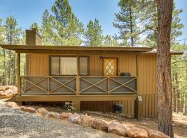 Cozy Cabin in Greer Hike, Bike and Ski!，位于Greer的酒店