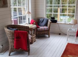Mysig stuga med sjöutsikt，位于Bergshamra的酒店