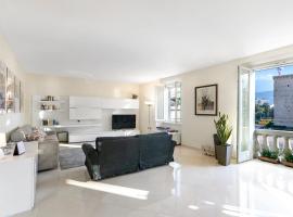 Life & View Luxury Apartment，位于加尔达湖滨的酒店