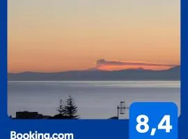 Casa Vacanze Natalia, immersa nella Riserva Naturale di Piano Gallo, Terrazza Panoramica di 200mq con Vista sul Golfo di Mondello Palermo, 5 minuti a piedi dalla Spiaggia