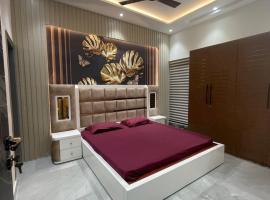 Amazing 3BHK Home NEAR AIRPORT with JACUZZI & Private POOL in Punjabi Bagh，位于新德里的酒店