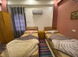 Alwaha safari hotel，位于Qasr Al Farafirah的带停车场的酒店