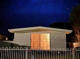 The Shack Culburra Beach- retro cool location pool table tiki bar，位于卡尔布拉海滩的酒店