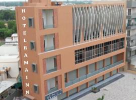 RAMAINn HOTEL，位于阿南德的酒店