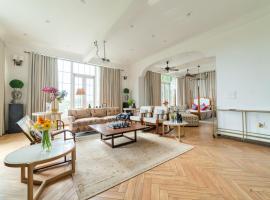 Brigadier Farm Stay Media Room，位于Banbāsa的酒店