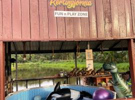 Kerlingfornia Pond View Homestay，位于Kerling的酒店