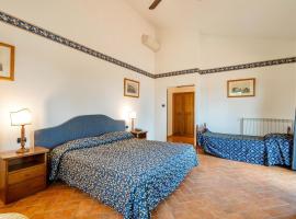 THR - Hotel with swimming pool in San Donato Fronzano，位于圣多纳托因弗伦萨诺的酒店