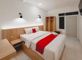 RedDoorz at Grand Mirza Near Pasar Grosir Batik Setono Pekalongan，位于北加浪岸的酒店