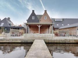 20 person accommodations in 2 houses on the water in Stavoren，位于斯塔福伦的酒店