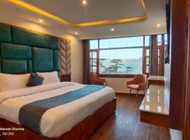 The Central Vista - Simla Royale Near Mall Road Free Pickup From Railway station simla，位于西姆拉的酒店