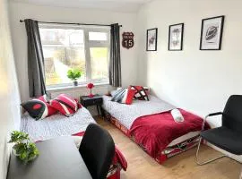 2B3B entire house sleeps 7 twin beds near Coventry University City Center free Parking