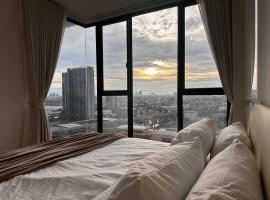 Entire apartment near train station with pool & views，位于Ban Song Hong的酒店