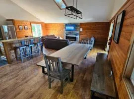 Alpine 6BR Chalet w Hot Tub for 14