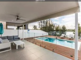 Belle Vista - Luxury Canal Front Home near Theme Parks with Pool