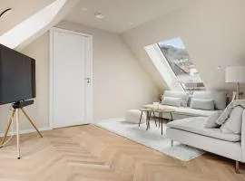 Dinbnb Apartments I Mid-City Luxury with Mini Balcony and Smart TV & Sound System