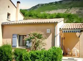 Maison confortable à La Roche-sur-le-Buis avec piscine partagée
