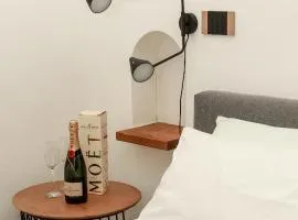 Dislocati BnB - Jacuzzi privata - Cucina - TV60" - Minimal Luxury