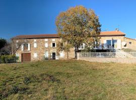 Maison spacieuse tranquille et calme PMR possible，位于Cronce的酒店