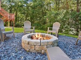 Great Family Home Near Stone Mountain Pk Sleeps 10，位于科尼尔斯的酒店